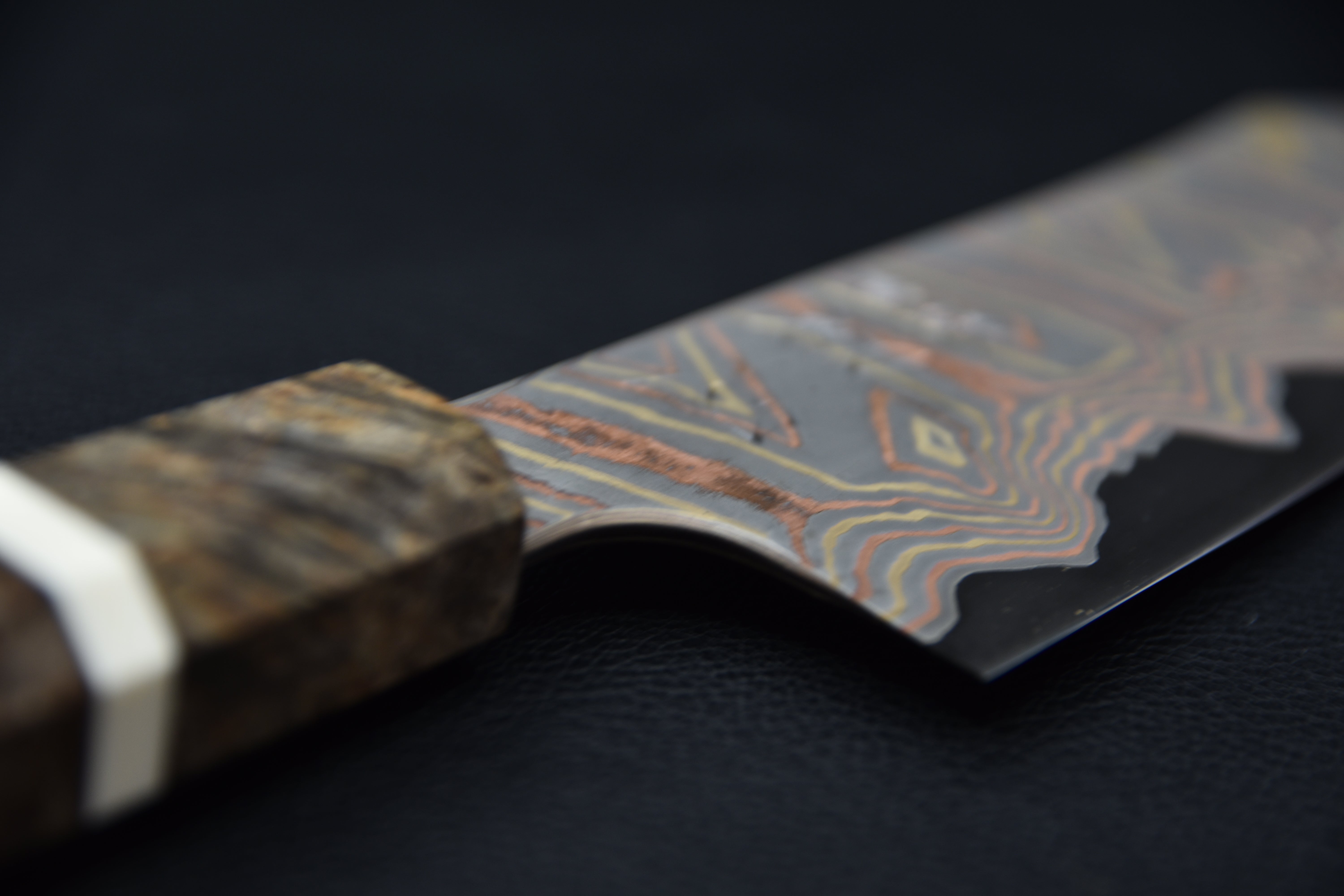 Vue de l’émouture et de l’épaisseur de lame d’un couteau japonais bunka 180mm.