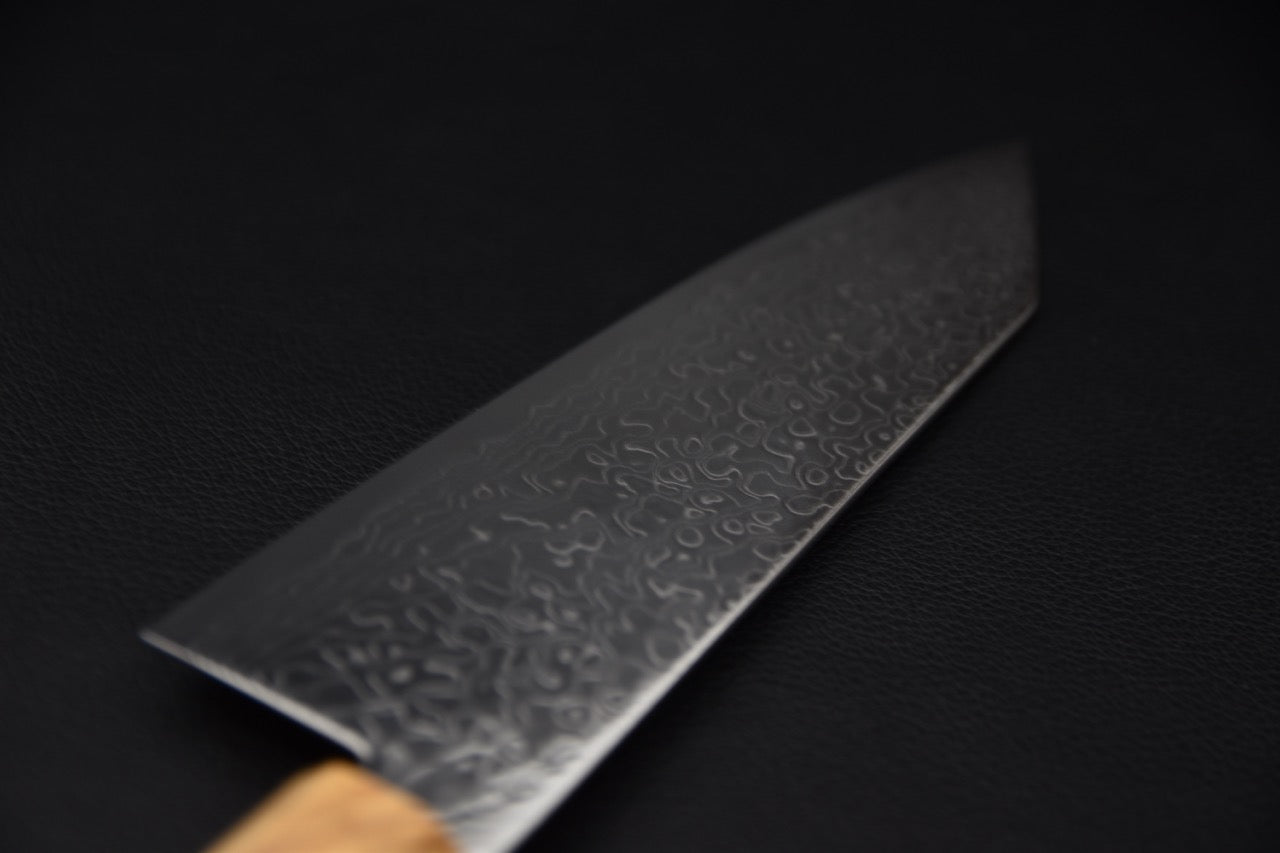 Gros plan sur le motif damas de la lame du couteau japonais SG2 Ryuhyō — Stay Sharp Montréal.