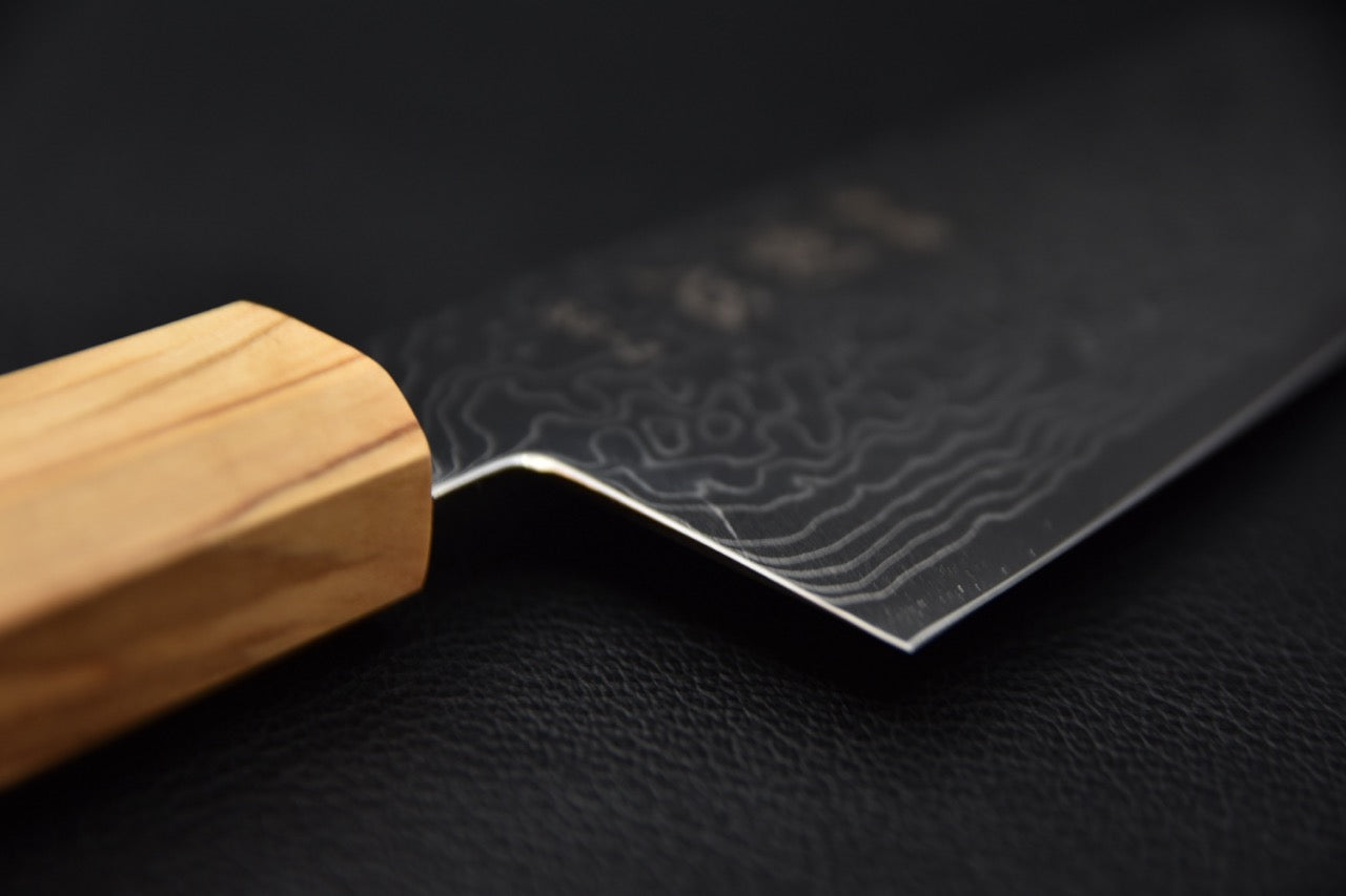 Jonction entre la lame damas SG2 et le manche en olivier d’un couteau japonais Bunka — Stay Sharp Montréal.