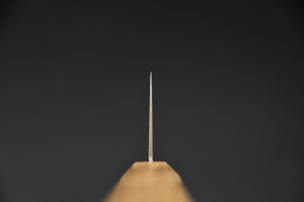 Profil de la lame du couteau japonais Bunka 180mm montrant la finesse du tranchant — Stay Sharp Montréal.