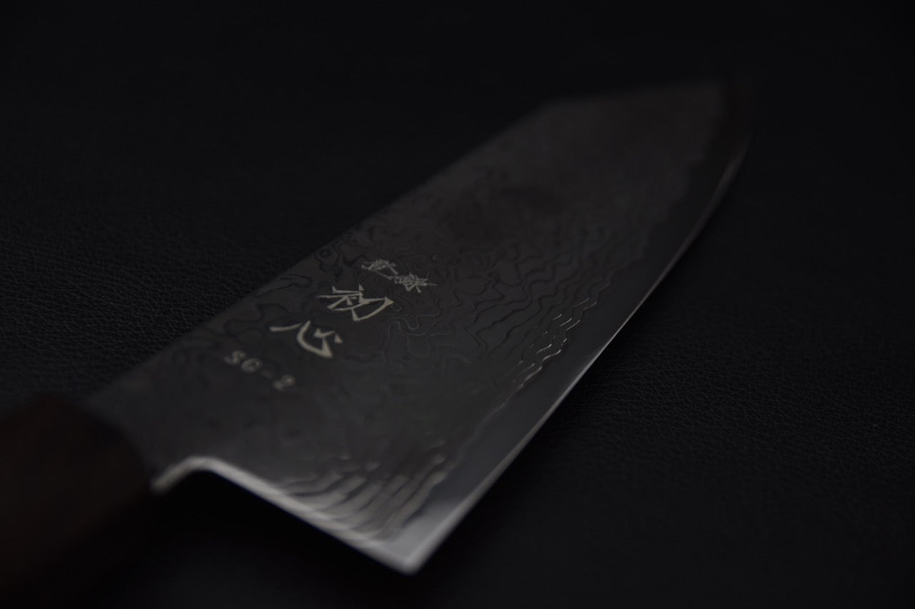 Couteau japonais bunka SG2 180mm, détail de la lame damas sombre avec marquage kanji — Stay Sharp Montréal.