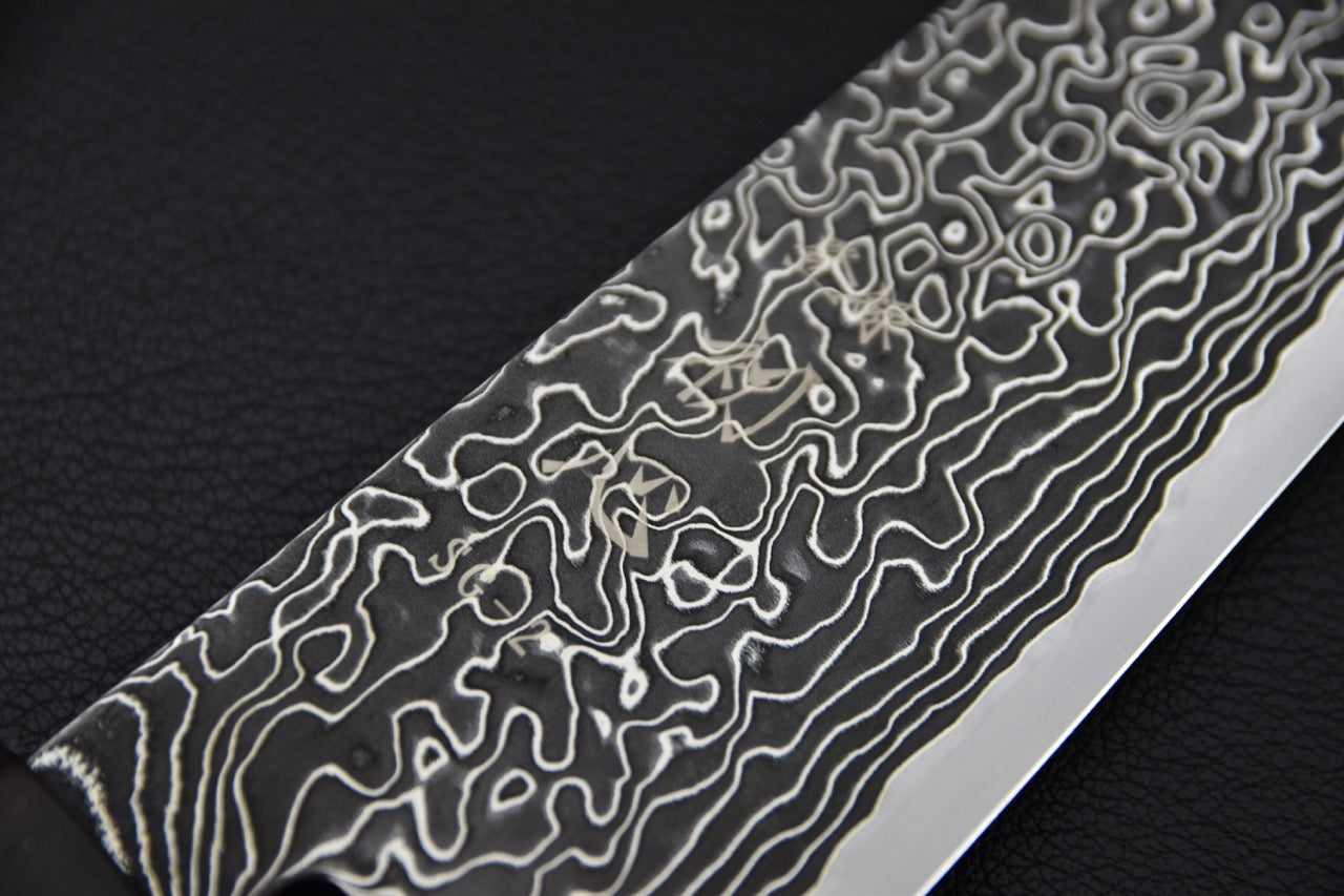 Couteau japonais bunka SG2, gros plan sur le motif damas kuro-zome — Stay Sharp Montréal.