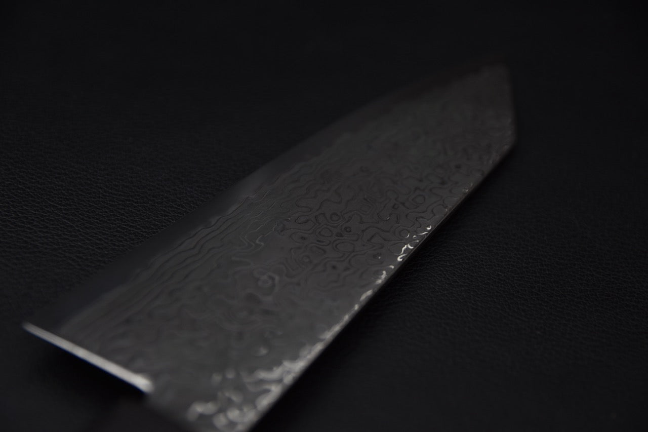 Couteau japonais bunka SG2, vue de la lame damas en lumière rasante — Stay Sharp Montréal.