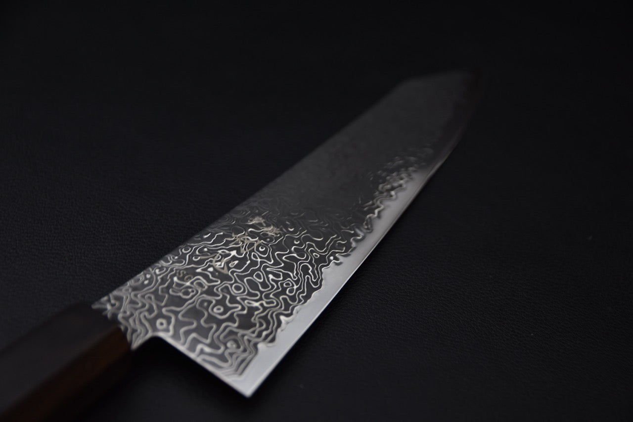 Couteau japonais SG2 damas finition kuro-zome, détail du motif damassé sur la lame — Stay Sharp Montréal.