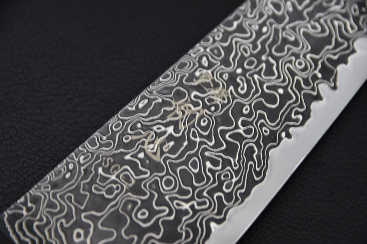 Couteau japonais gyuto kiritsuke, gros plan sur le damas contrasté et la gravure — Stay Sharp Montréal.