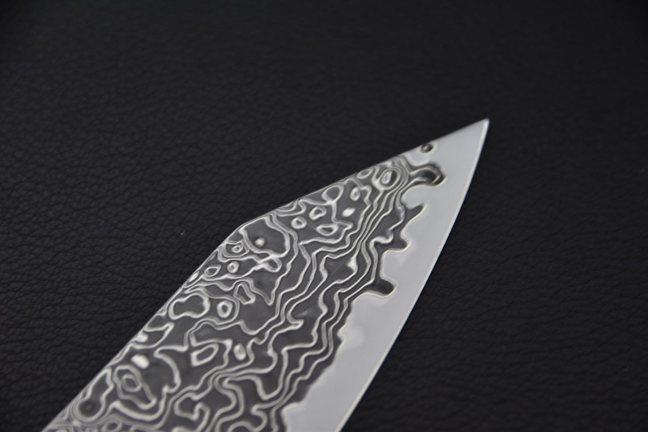 Couteau japonais 210mm pointe kiritsuke, détail de la pointe angulaire et du tranchant poli — Stay Sharp Montréal.