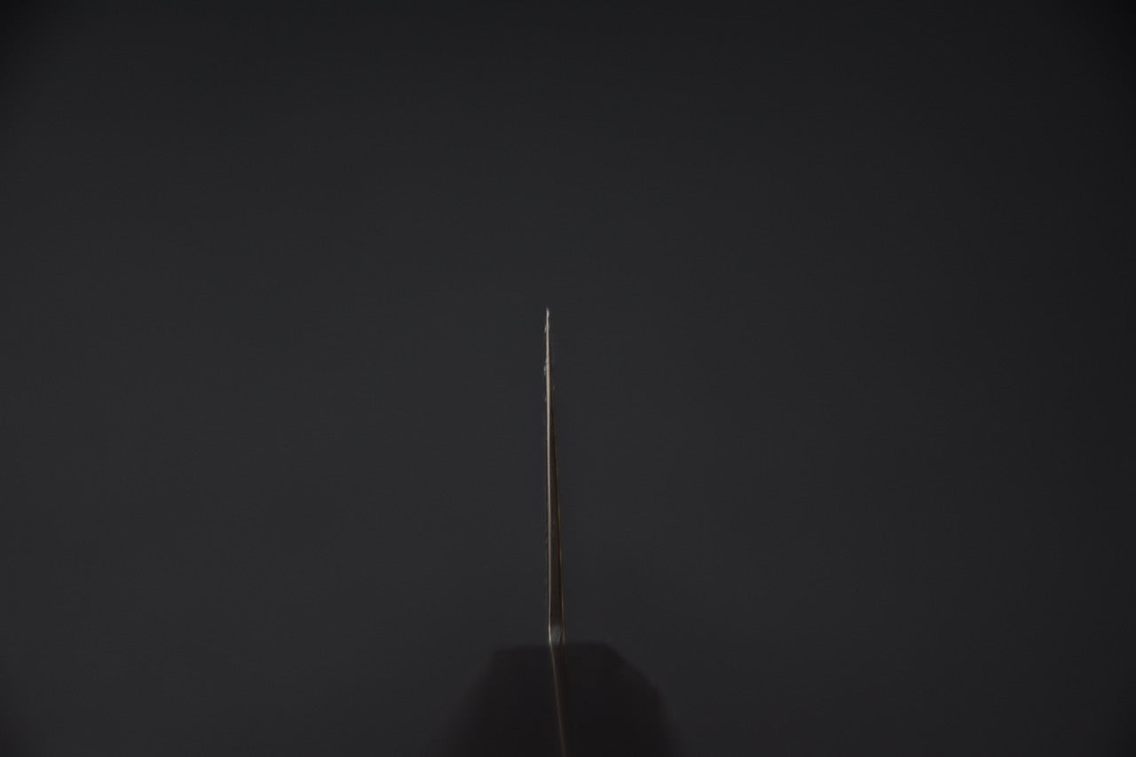 Couteau japonais damas kuro-zome 210mm, vue en perspective mettant en valeur le profil et la géométrie — Stay Sharp Montréal.