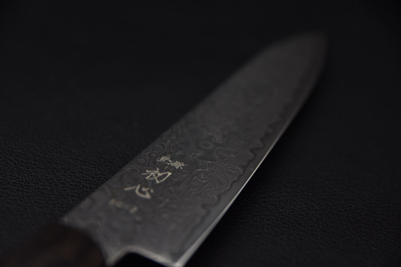 Couteau japonais petty 150mm en SG2 damas – vue trois quarts avec manche en ébène