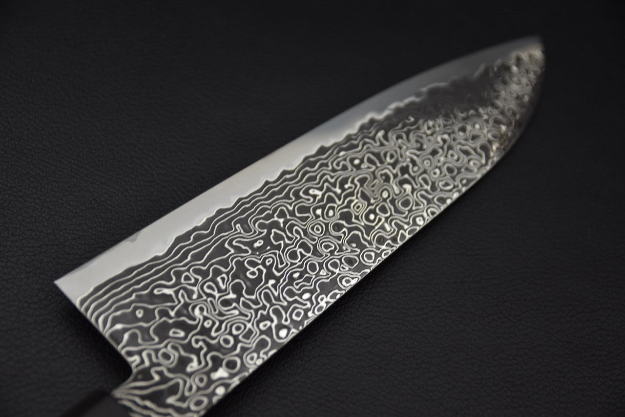 Couteau japonais Santoku 180mm SG2 kurozome – gros plan sur la pointe et le tranchant poli