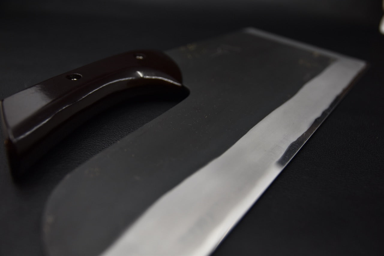 Finition kurouchi brute sur la lame du couteau japonais Sobakiri Hitohira