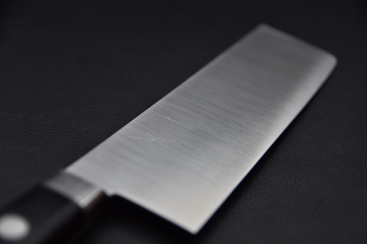 Lame droite d’un couteau japonais Nakiri, finition satinée propre à la forge Ashi Hamono.