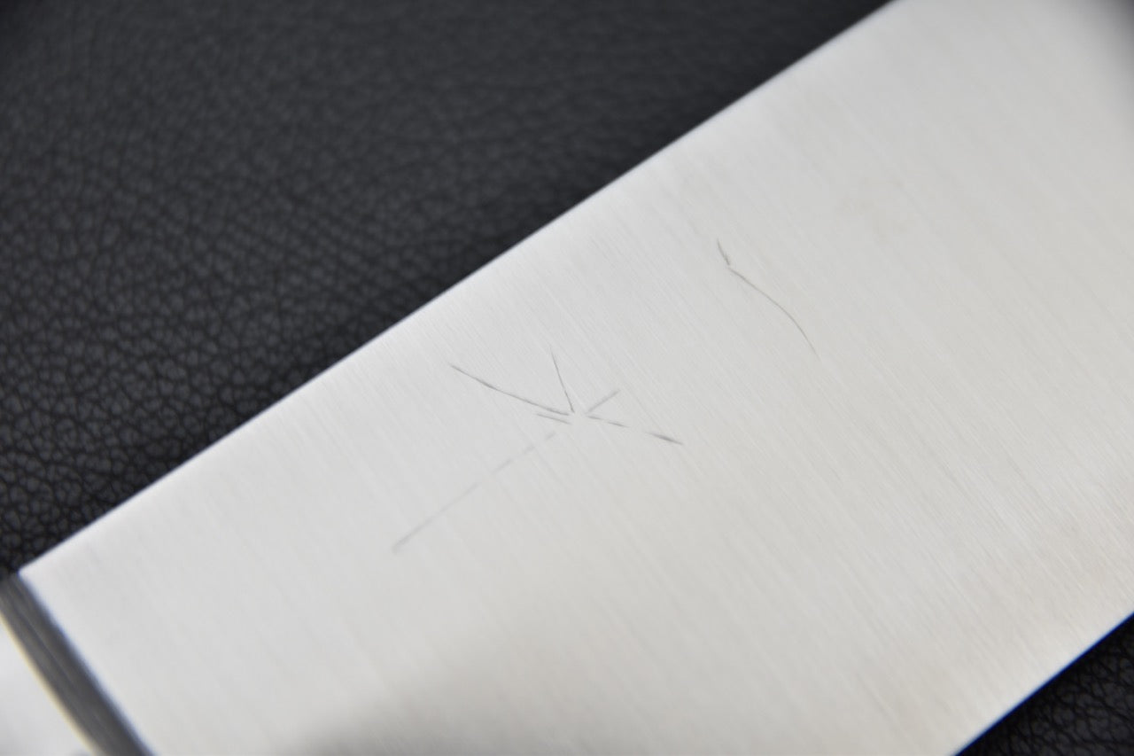 Gravure discrète sur la lame d’un couteau japonais Nakiri en acier suédois inox.
