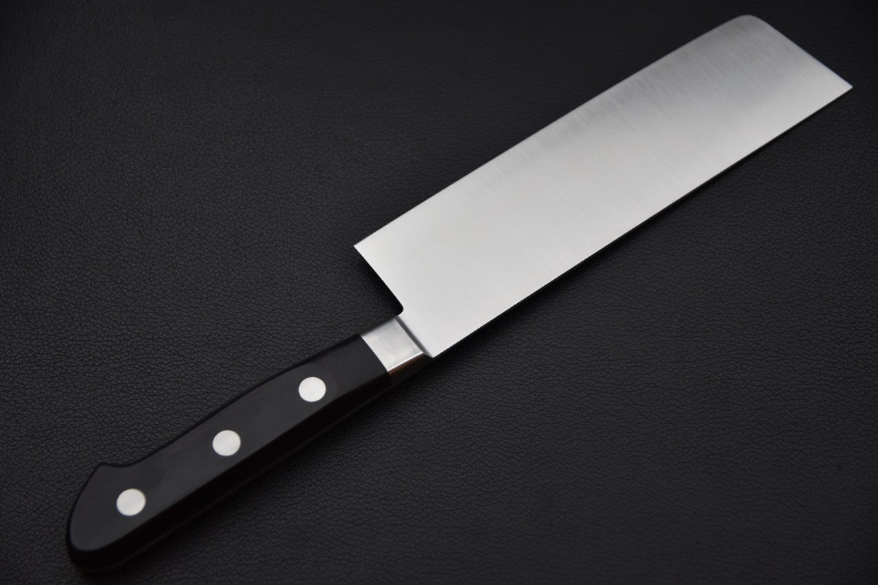 Vue latérale du couteau japonais Nakiri avec profil plat pour coupe de légumes.