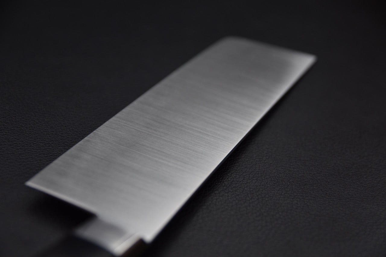 Manche Pakka noir riveté d’un couteau japonais Nakiri, ergonomie occidentale.