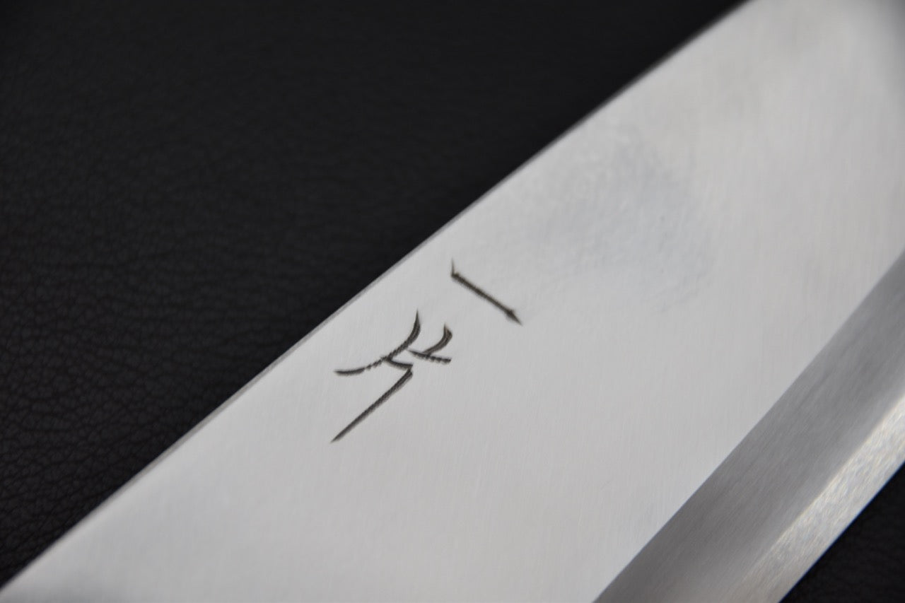 Détail du kanji gravé sur la lame du couteau japonais Hitohira SK Deba 180mm.