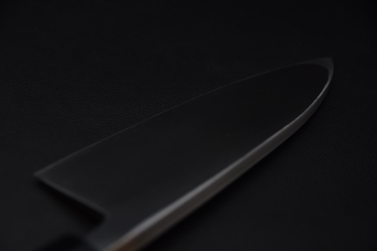 Gros plan sur la gravure Hitohira SK sur la lame du couteau japonais Deba 180mm.