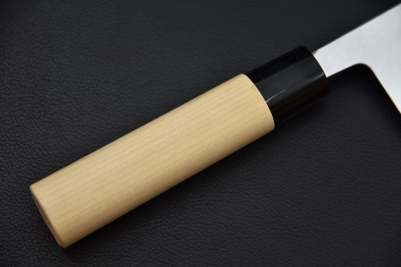 Vue rapprochée de la lame polie du couteau japonais Hitohira SK Deba 180mm.