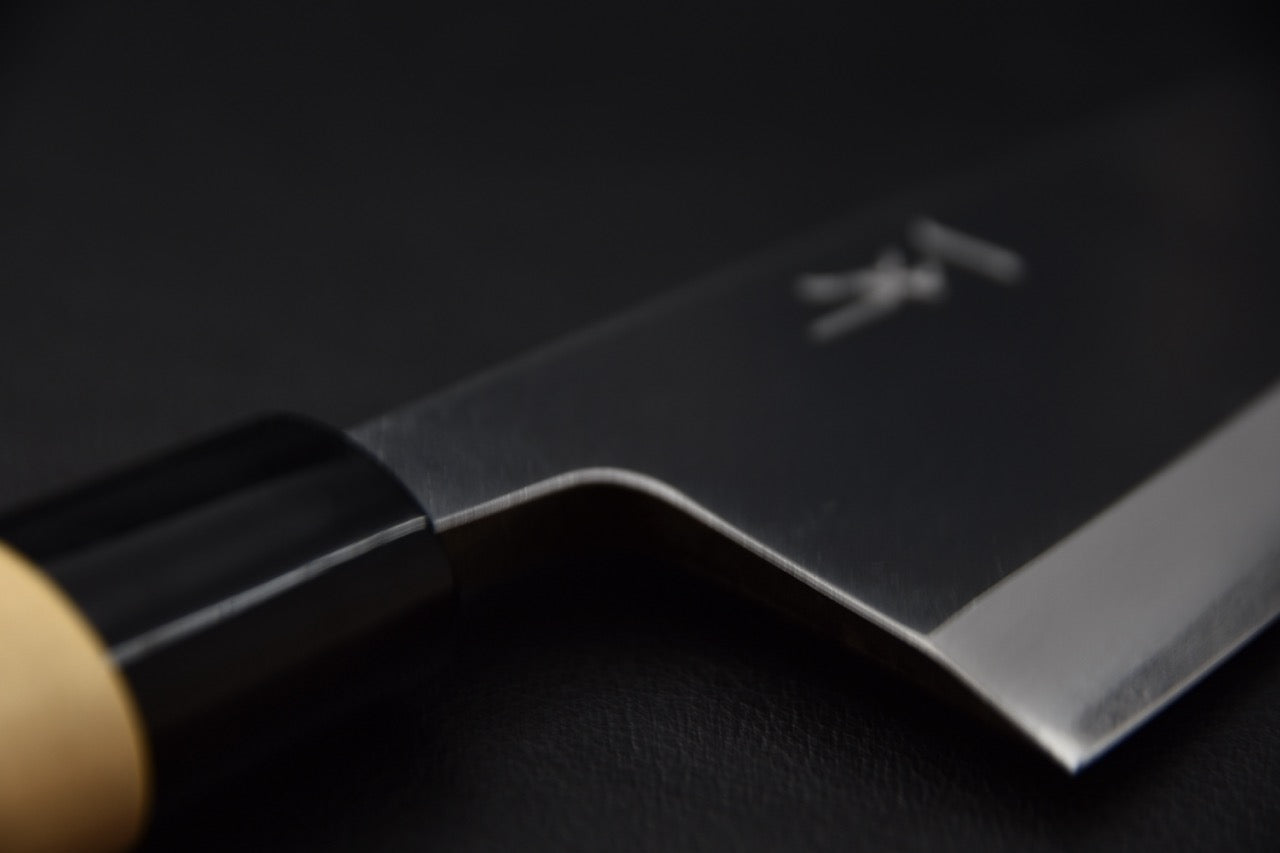 Manche en bois de magnolia du couteau japonais Hitohira SK Deba 180mm avec virole noire.