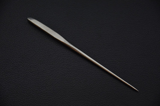 Pic à anguille japonais Hitohira Meuchi petit format, vu de profil sur fond noir.