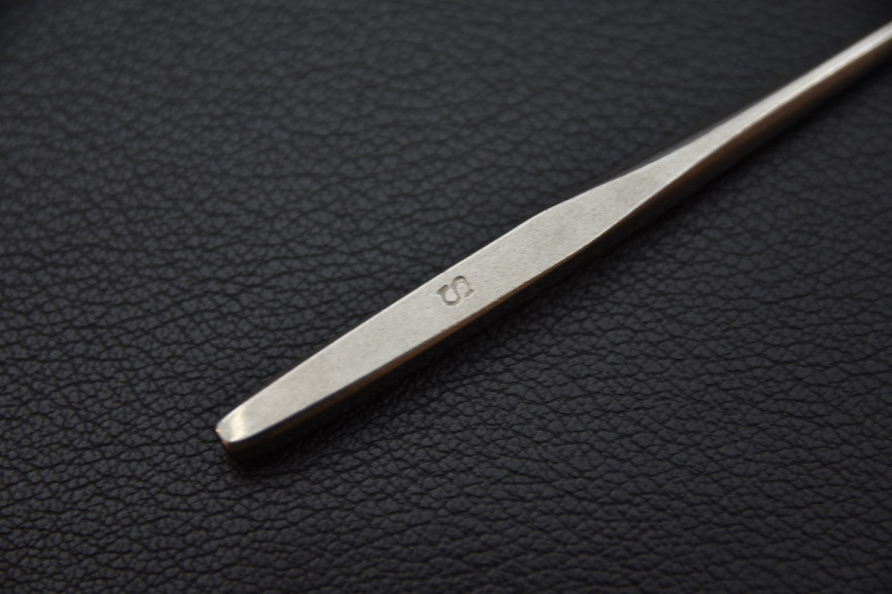 Gros plan sur le manche du meuchi Hitohira avec gravure de taille visible.