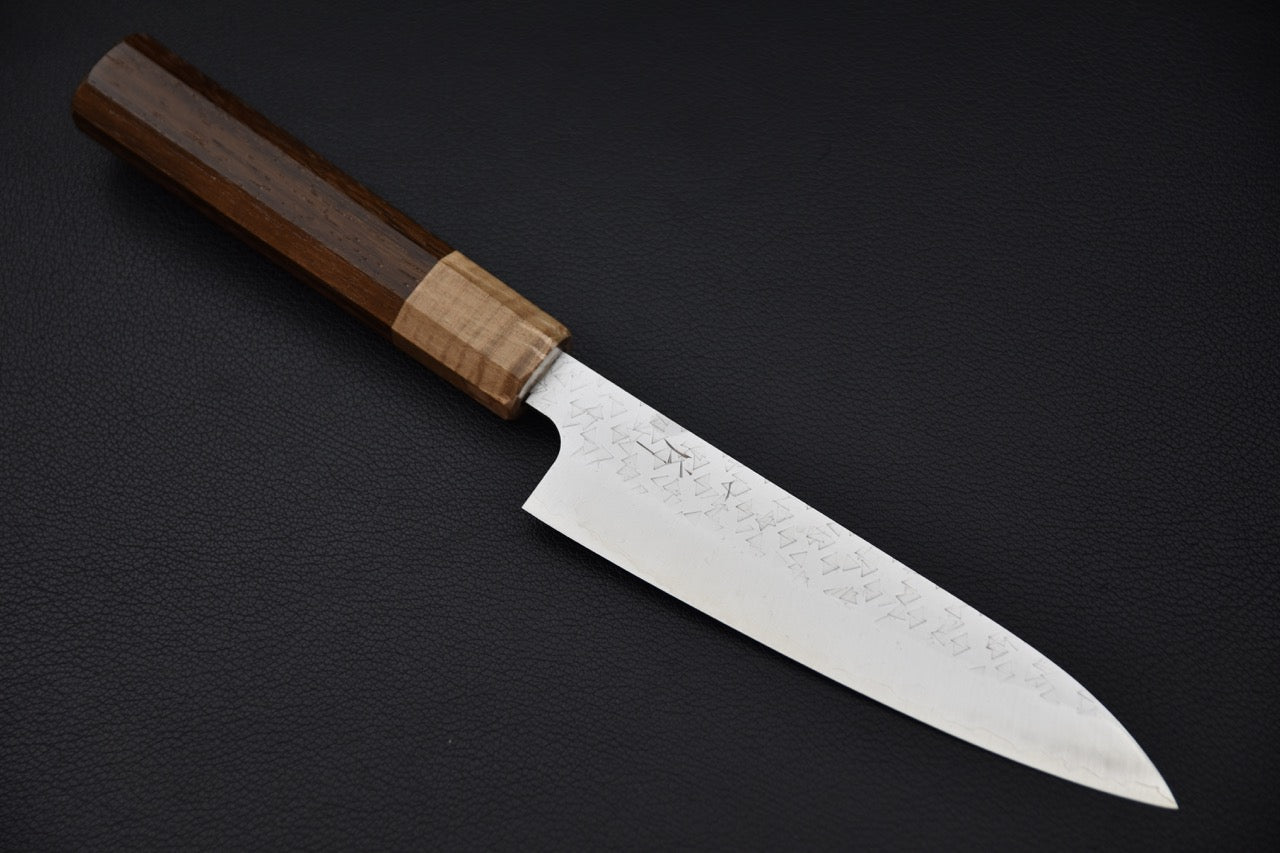 Couteau japonais Hitohira Echizen SG2 Tsuchime Petty 140mm, manche en tagayasan, vue complète sur fond noir — Stay Sharp Montréal.