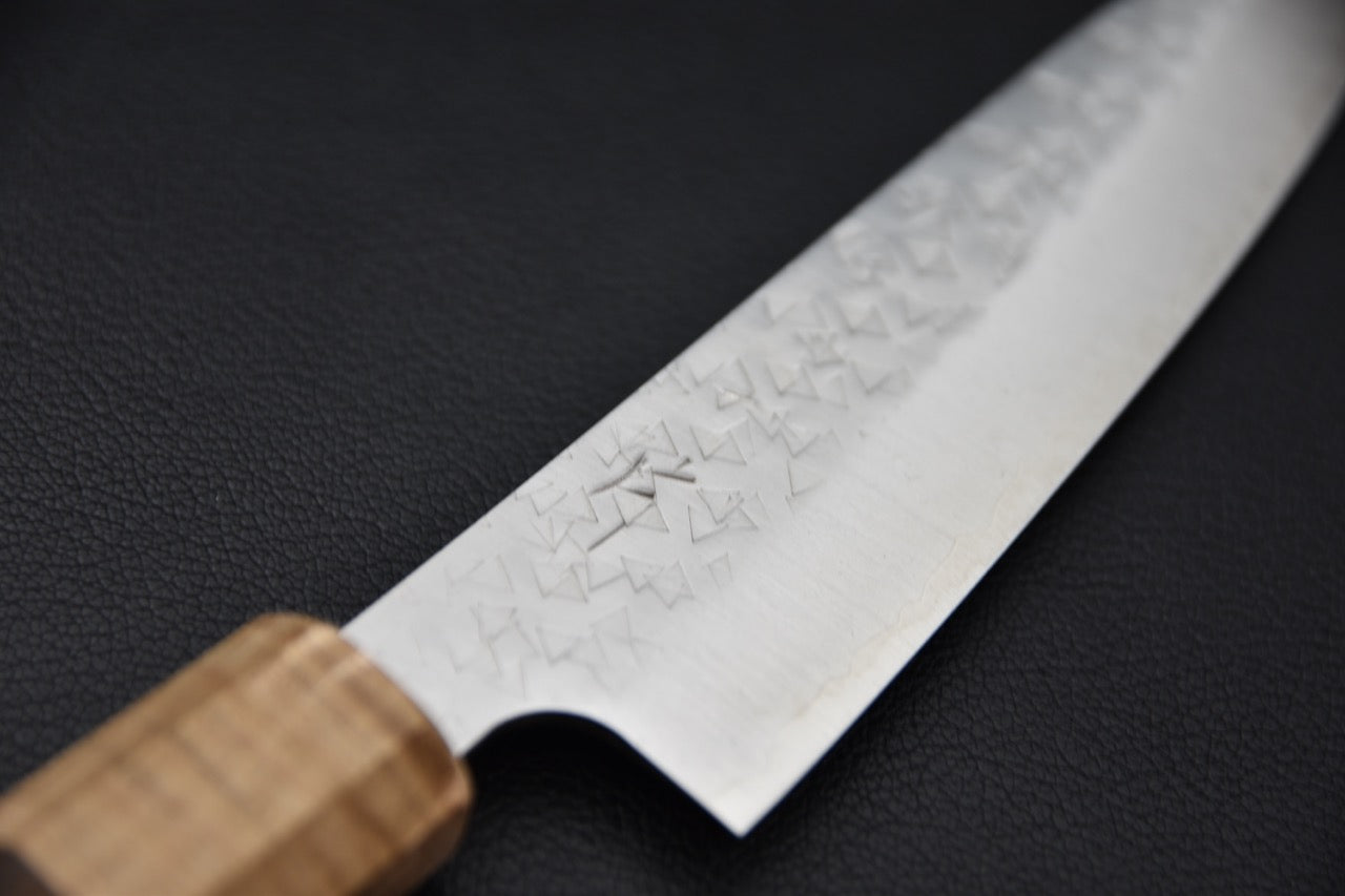 Détail de la lame du couteau japonais Hitohira Echizen SG2 Tsuchime Petty 140mm, montrant la finition martelée tsuchime — Stay Sharp Montréal.