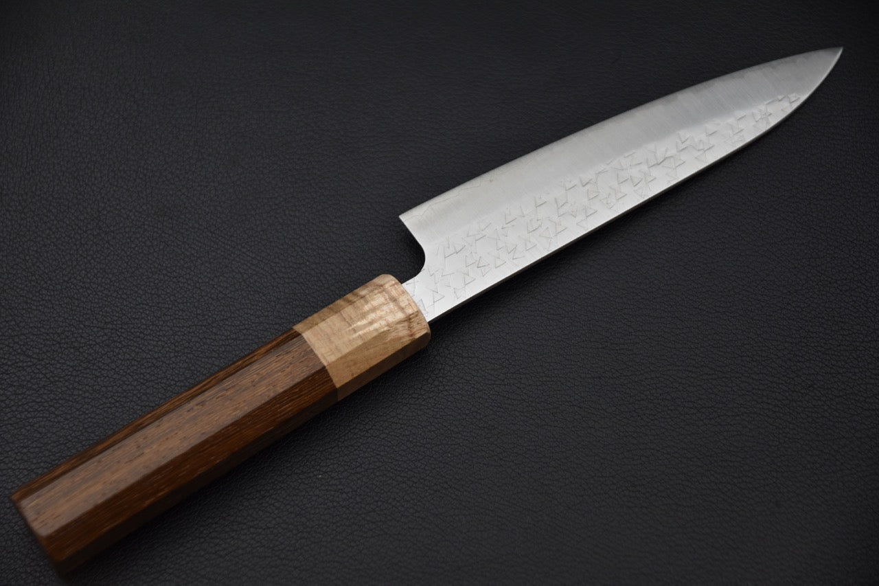 Gros plan sur la lame du couteau japonais Hitohira Echizen SG2 Tsuchime Petty 140mm, texture martelée visible — Stay Sharp Montréal.