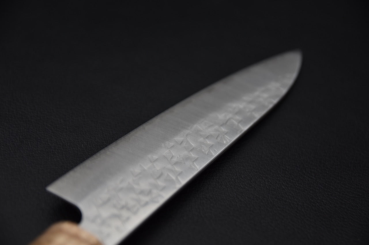 Couteau japonais Hitohira Echizen SG2 Tsuchime Petty 140mm, vue latérale complète sur fond noir — Stay Sharp Montréal.