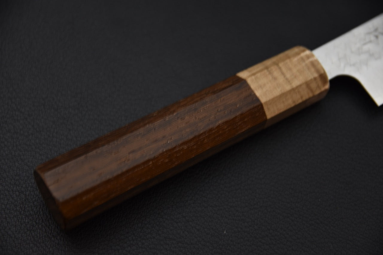 Lame du couteau japonais Hitohira Echizen SG2 Tsuchime Petty 140mm, mise au point sur la pointe et le motif tsuchime — Stay Sharp Montréal.