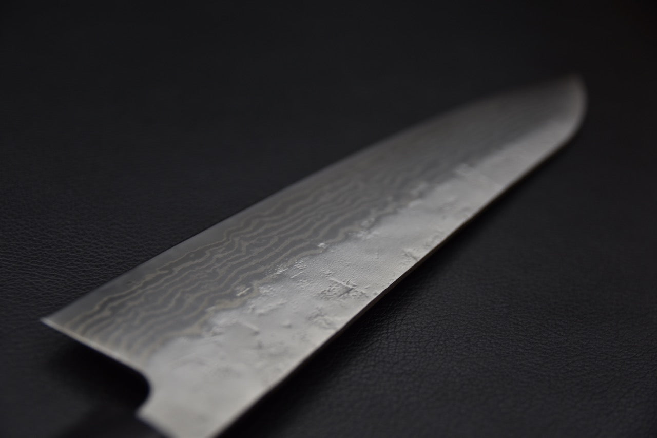 Détail du motif damas avec contraste entre les lignes et la trempe