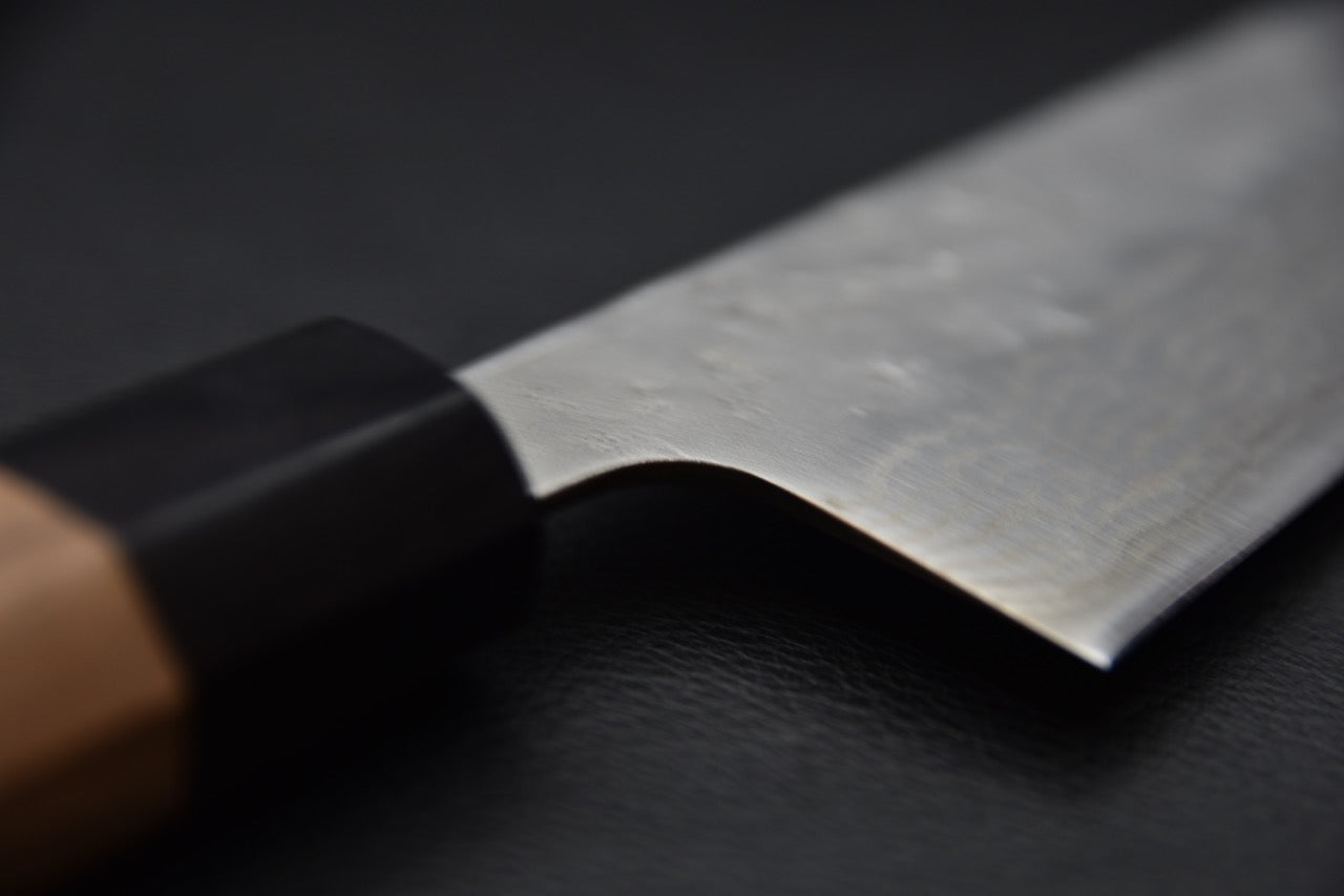 Autre angle de la lame montrant le motif damassé ondulé dans toute sa longueur.

