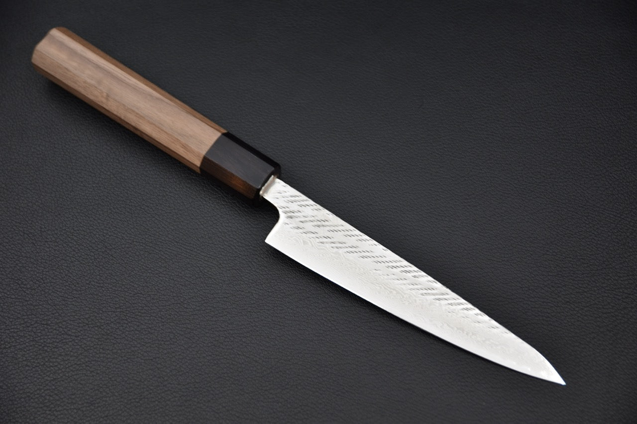 Couteau japonais petty Hitohira Futana Inox Nawame Damascus 135mm, vue complète sur fond sombre