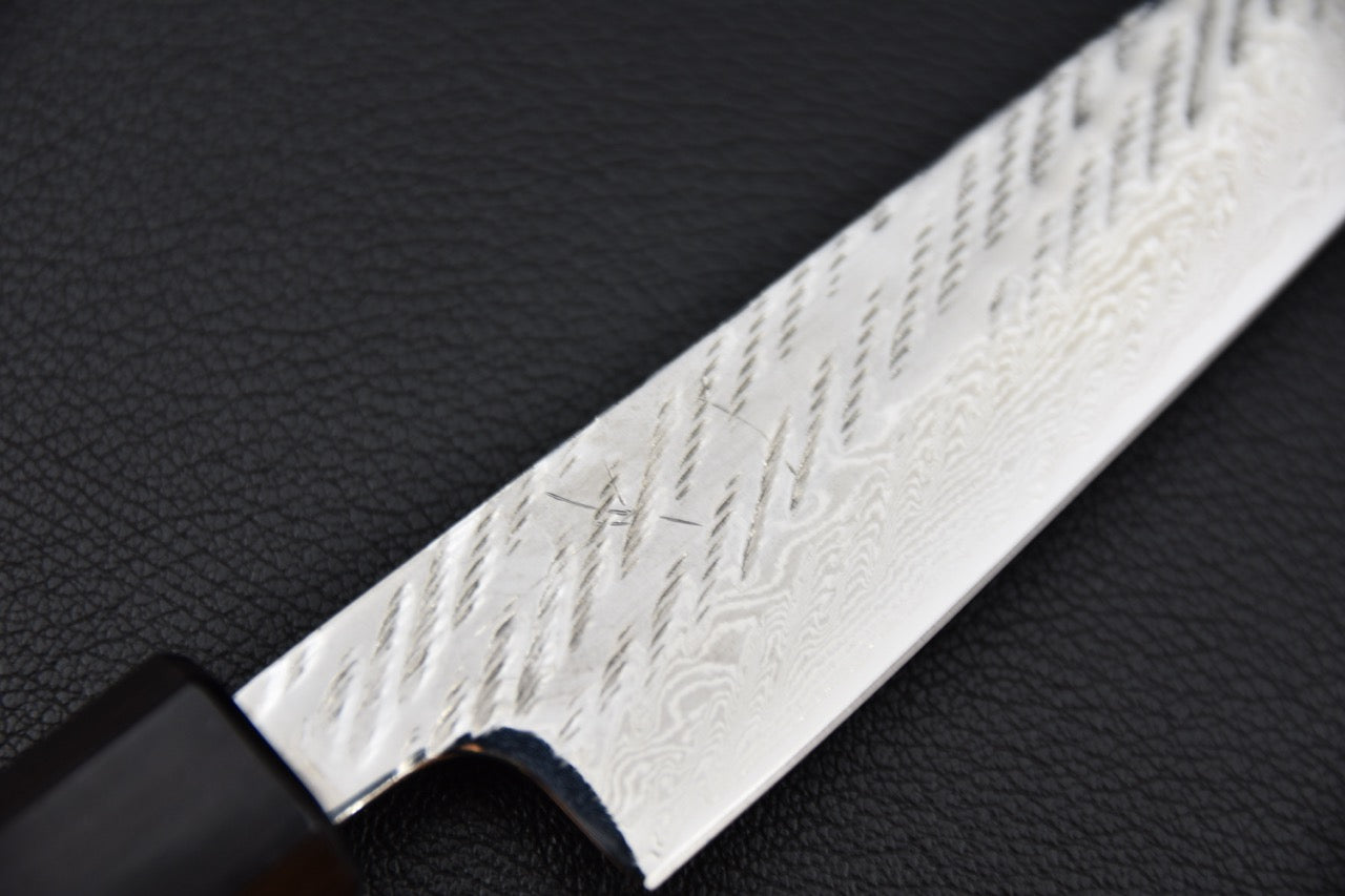 Détail du damas inox nawame sur la lame du couteau japonais petty Hitohira