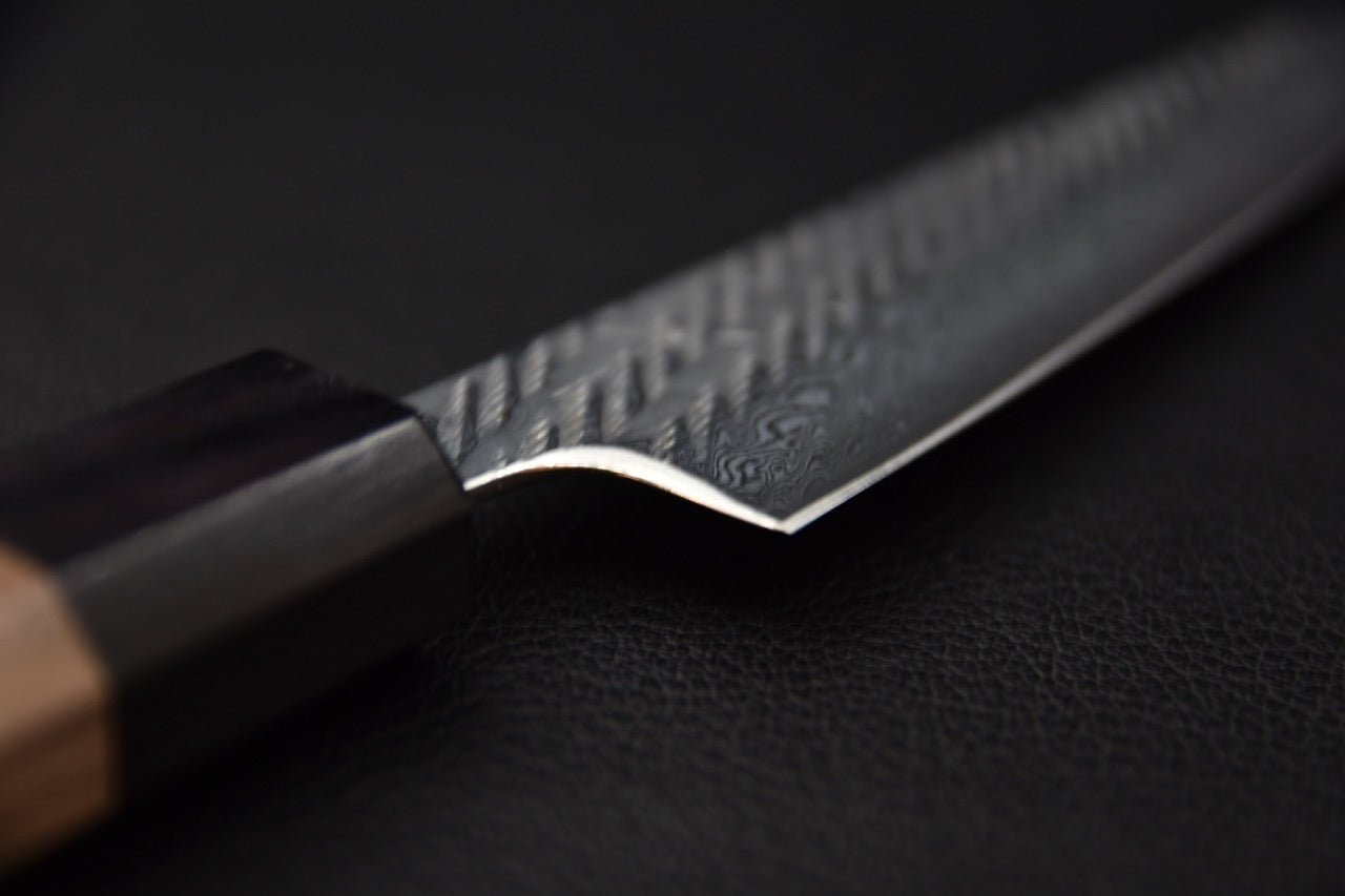 Vue de la pointe et de l’épaisseur de la lame du couteau japonais petty Hitohira 135mm