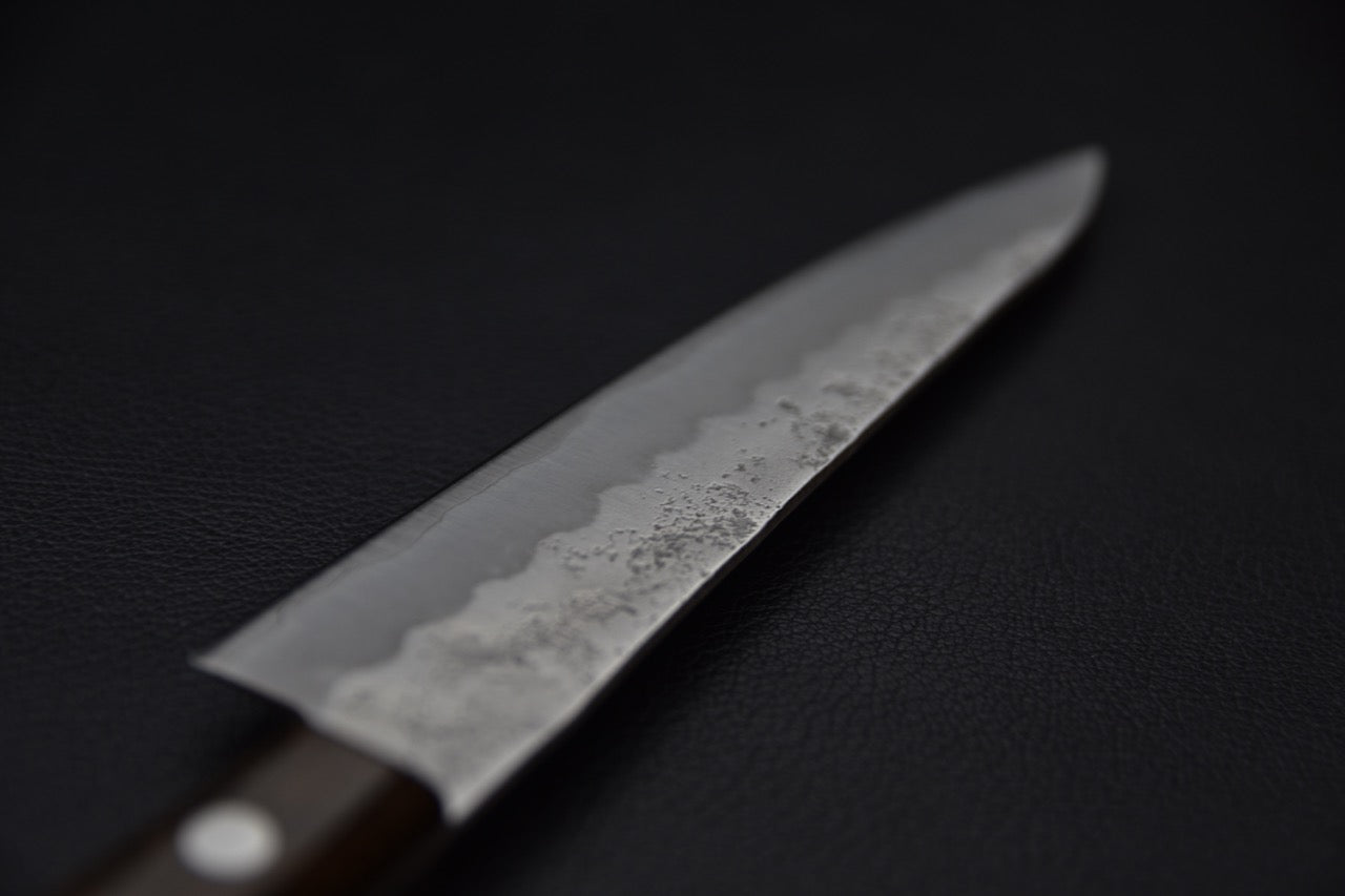 couteau japonais vue rapprochée de la texture nashiji et tranchant précis

