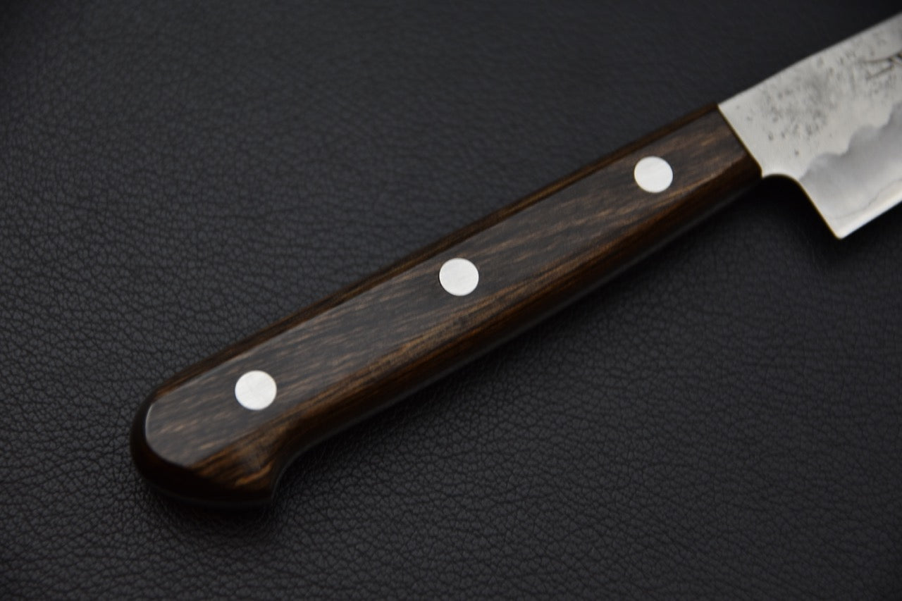 couteau japonais silhouette élégante, lame fine et manche équilibré

