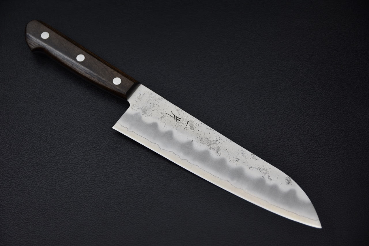 Couteau japonais Hitohira Futana S3 Nashiji Santoku 165 mm, lame en acier Ginsan inoxydable et manche pakka brun.