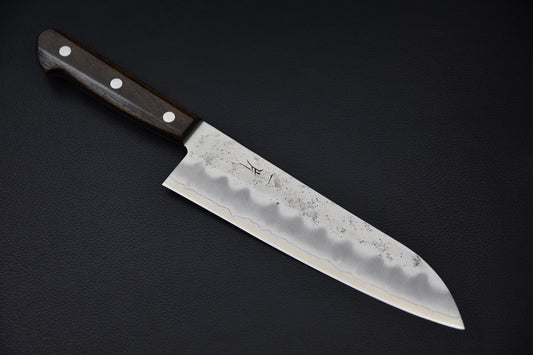 Couteau japonais Hitohira Futana S3 Nashiji Santoku 165 mm, lame en acier Ginsan inoxydable et manche pakka brun.