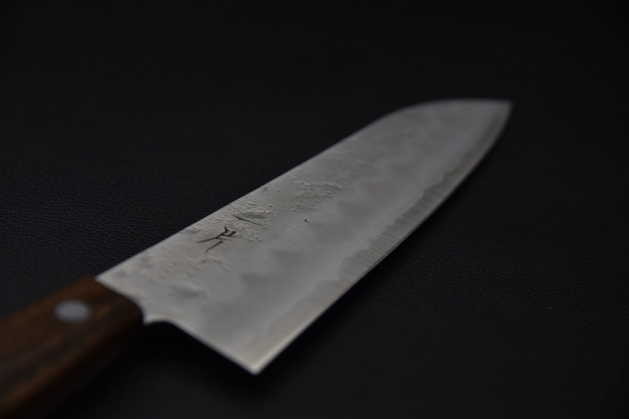 Vue rapprochée de la lame Nashiji en acier Ginsan du Hitohira Futana S3 Santoku 165 mm.