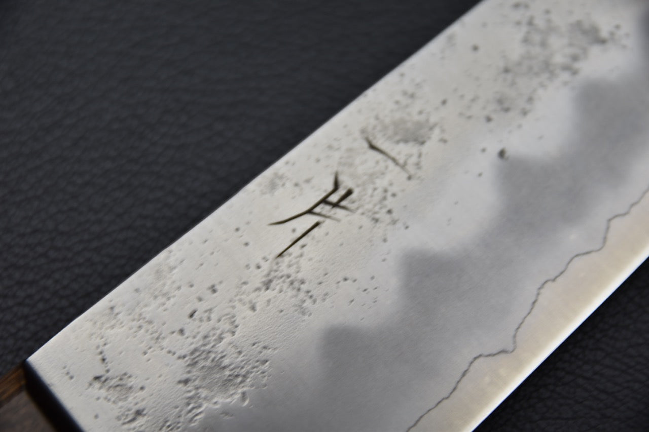 Manche en pakka brun sans mitre du couteau japonais Hitohira Futana S3 Nashiji Santoku.