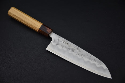 Couteau japonais santoku 170mm Hitohira Futana S3 nashiji – vue complète sur fond sombre