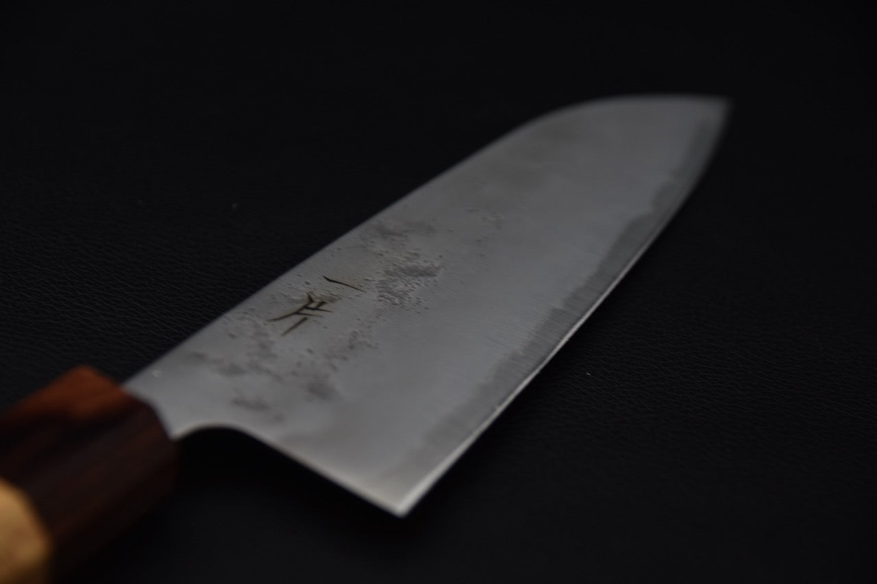 Couteau japonais santoku Hitohira Futana S3 – détail de la lame nashiji et ligne de trempe