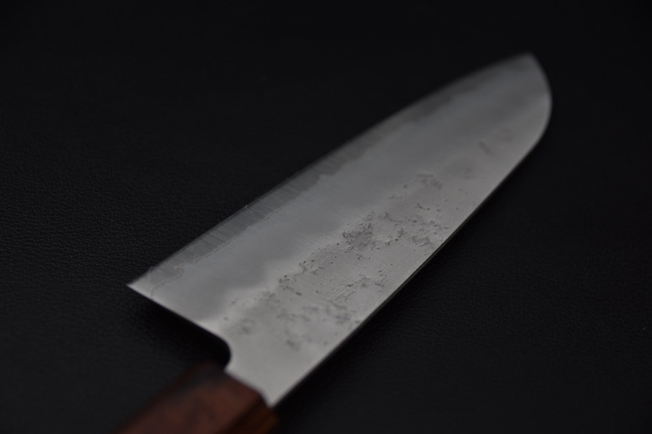 Détail du tranchant et de la finition nashiji du couteau japonais Hitohira