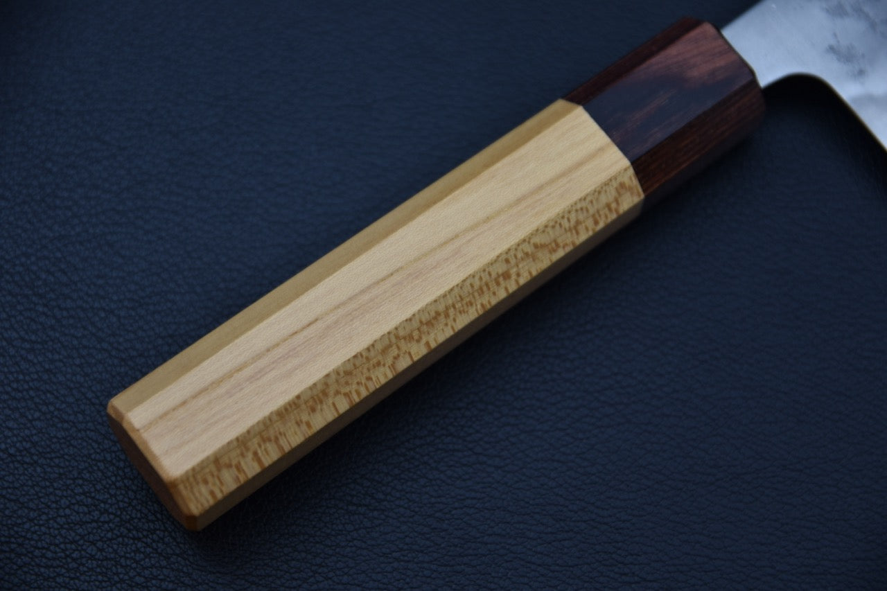 Vue de l’épaisseur et de l’alignement du couteau japonais santoku Hitohira Futana S3