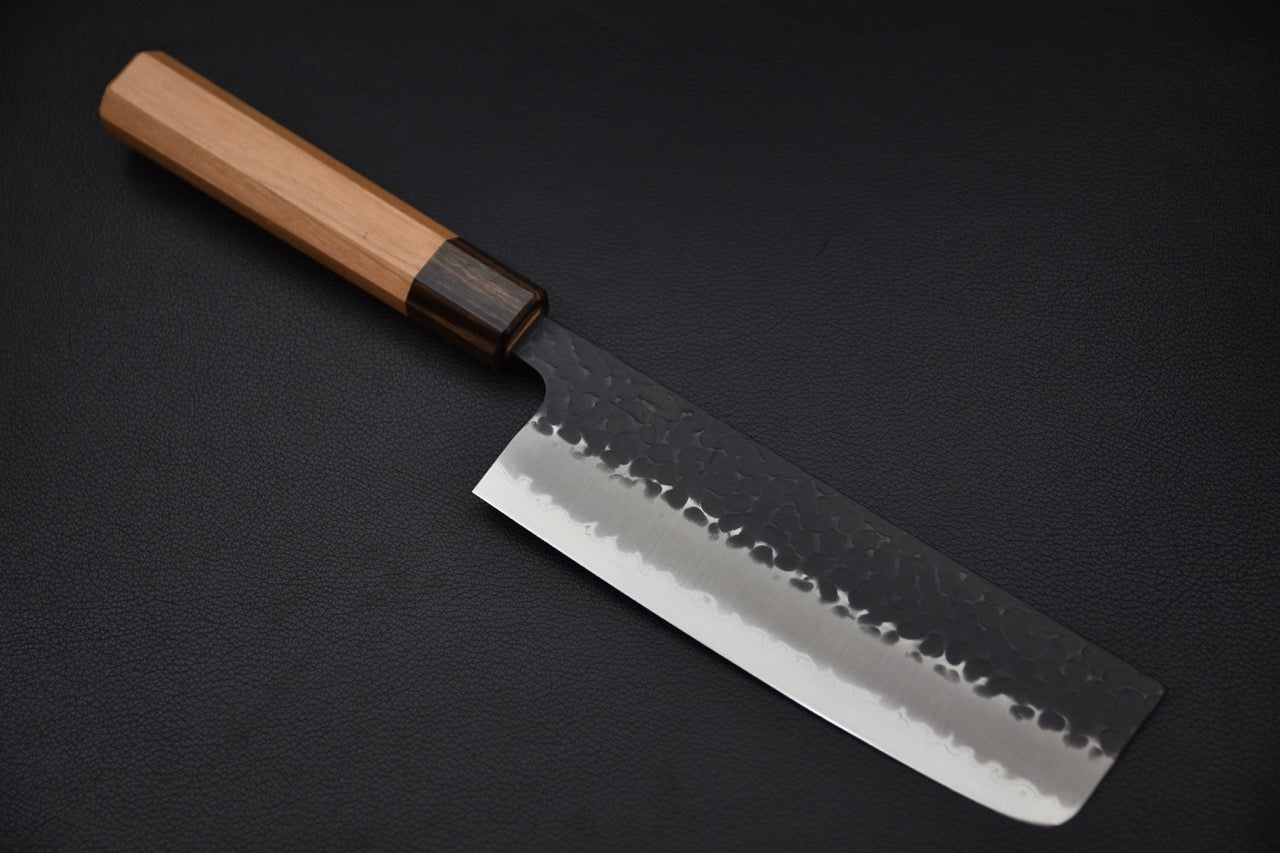 Couteau japonais Nakiri Hitohira Futana SB 165mm sur fond noir avec lame martelée et manche en cerisier