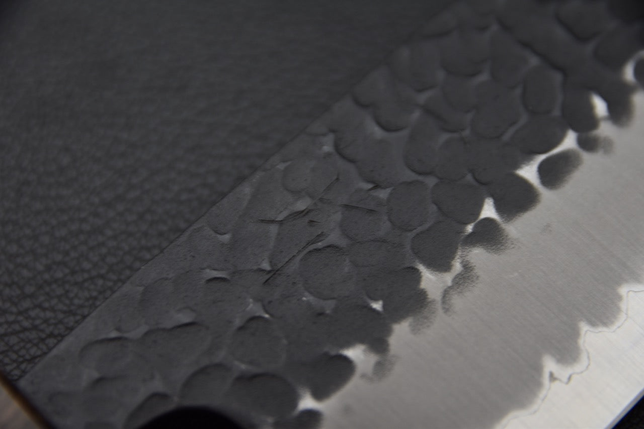 Détail du motif martelé noirci sur la lame du Nakiri Hitohira