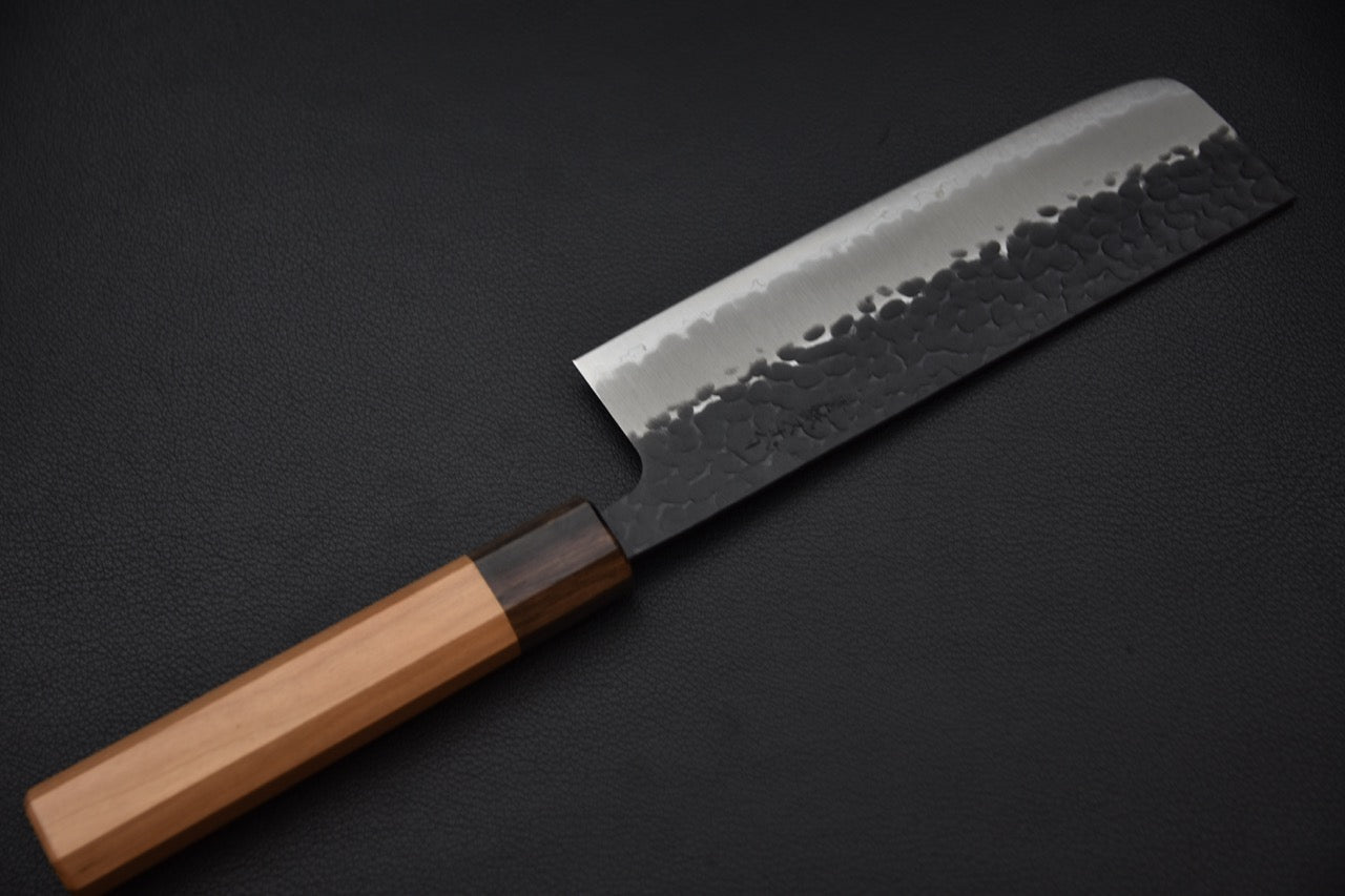 Vue opposée de la lame du Nakiri avec profil droit et finition brute