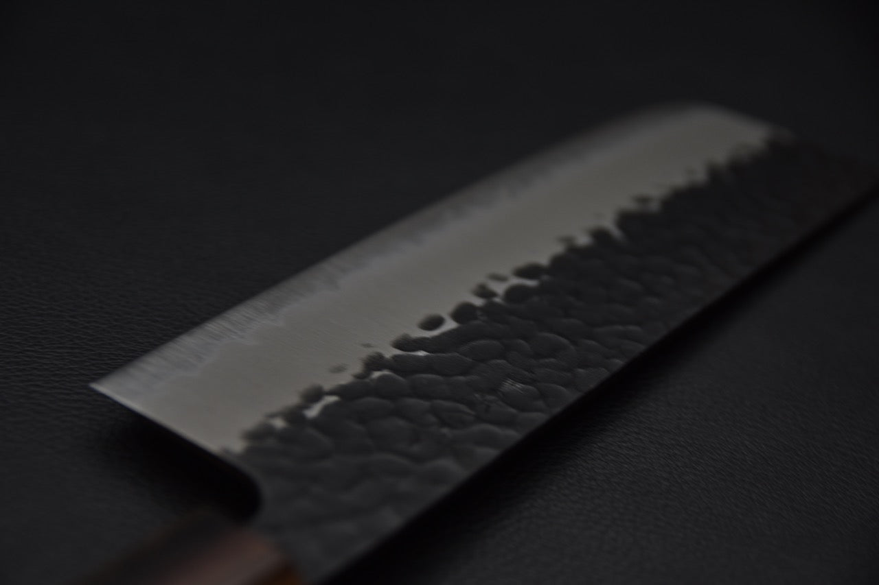 Focus sur l'arête de coupe ultra fine du couteau japonais