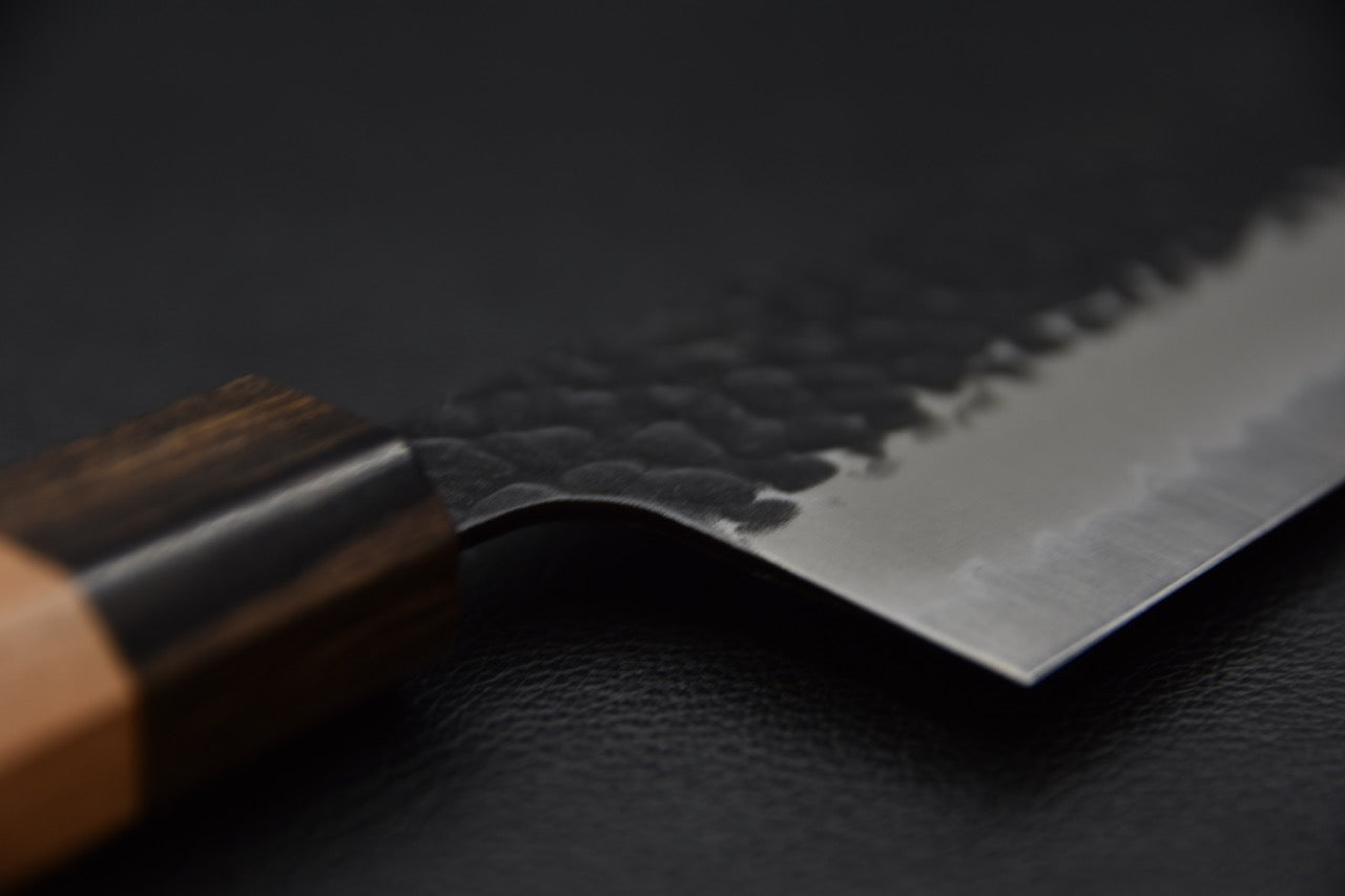 Détail de la jonction entre la lame et le manche en bois