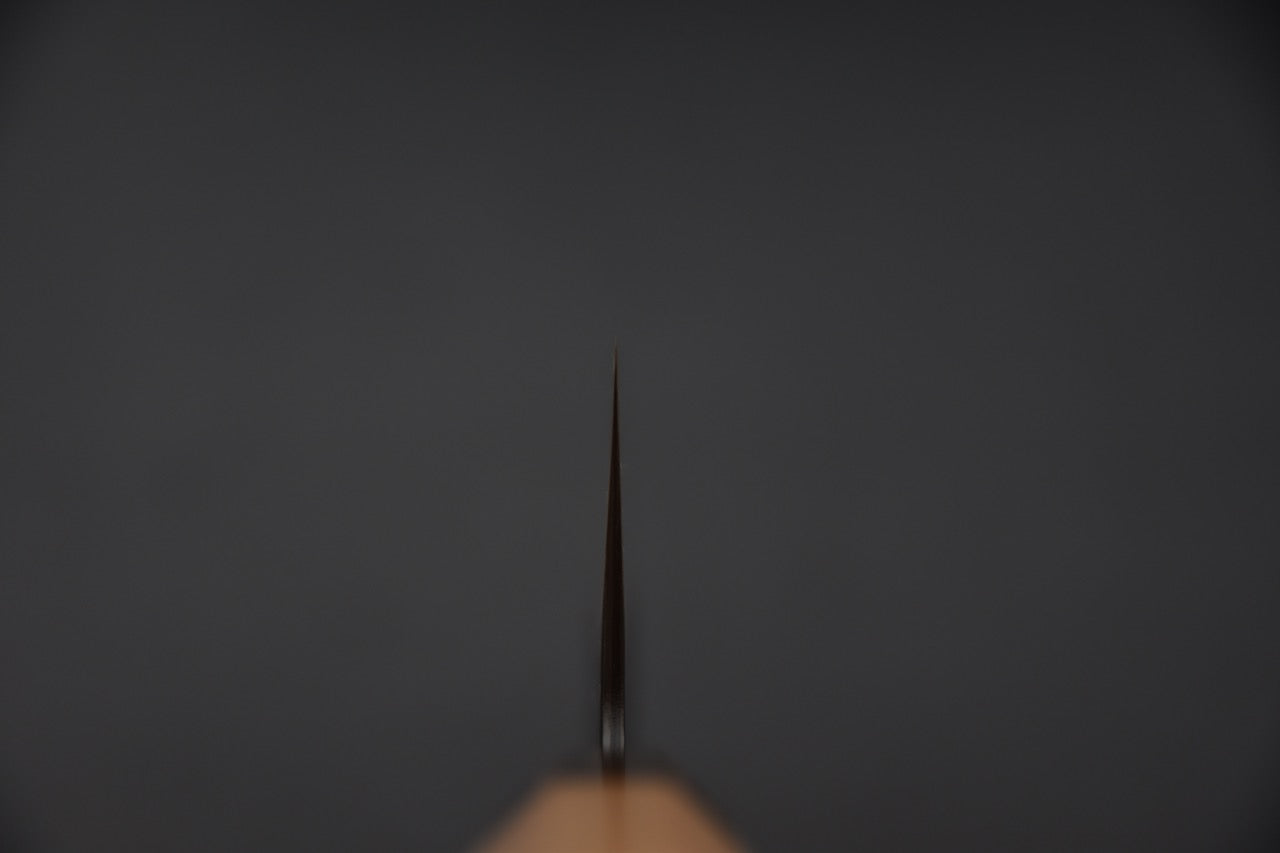 Vue du tranchant depuis l'extrémité du manche montrant l'épaisseur réduite de la lame